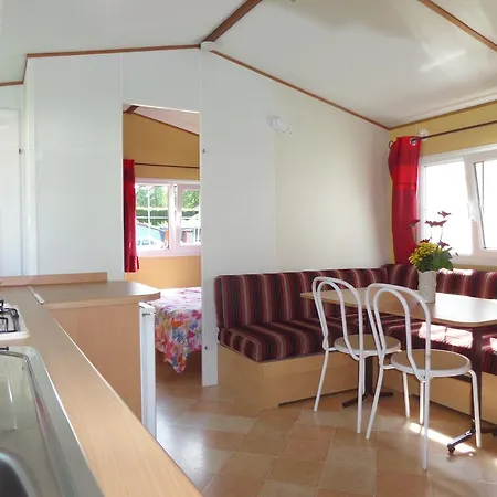 펜션 Altogold Swiss Holidays At Manor Farm 5* *